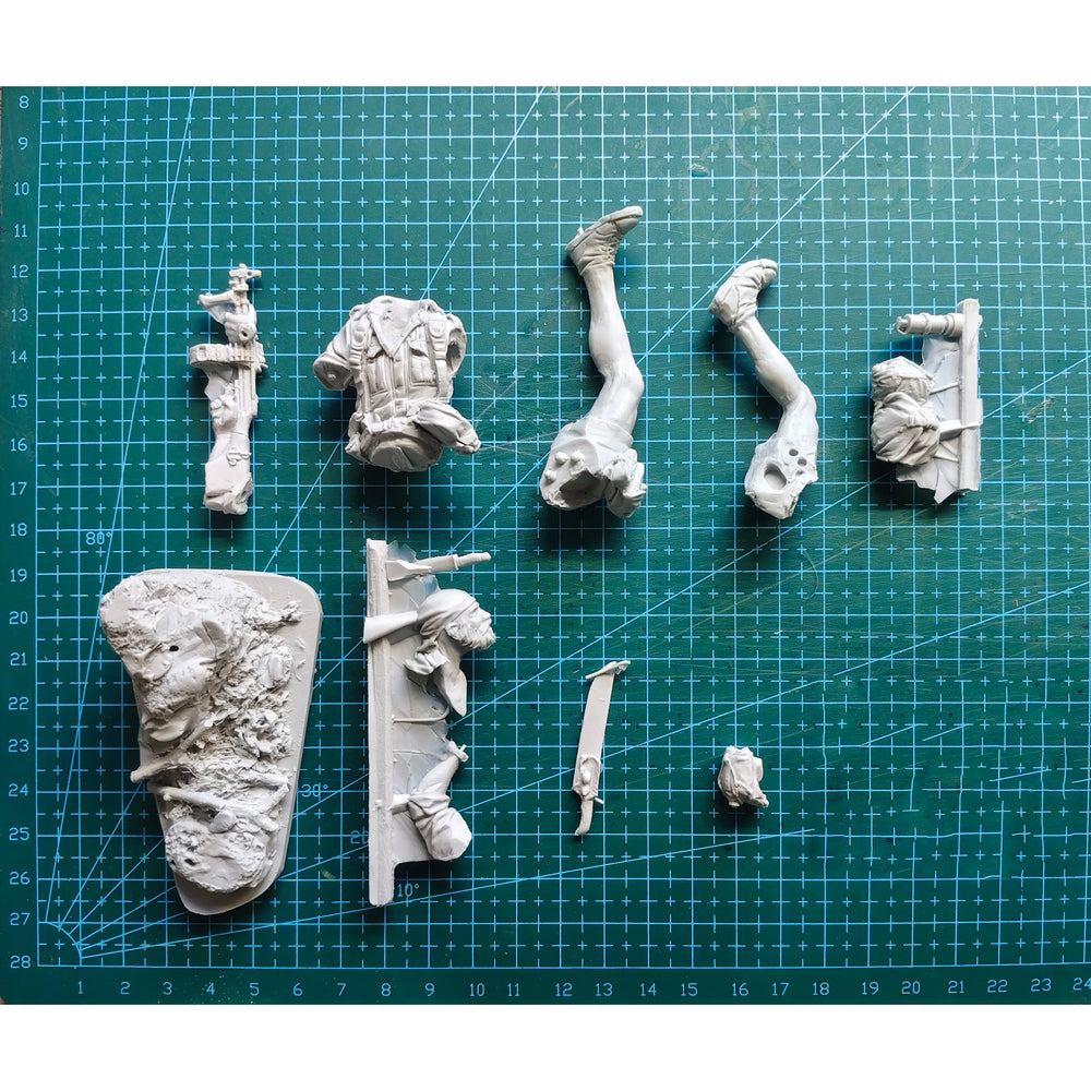1/16 WWII Infantry Soldier Climbing Rock, Resin Model Figure Kit, Unassembled and Unpainted