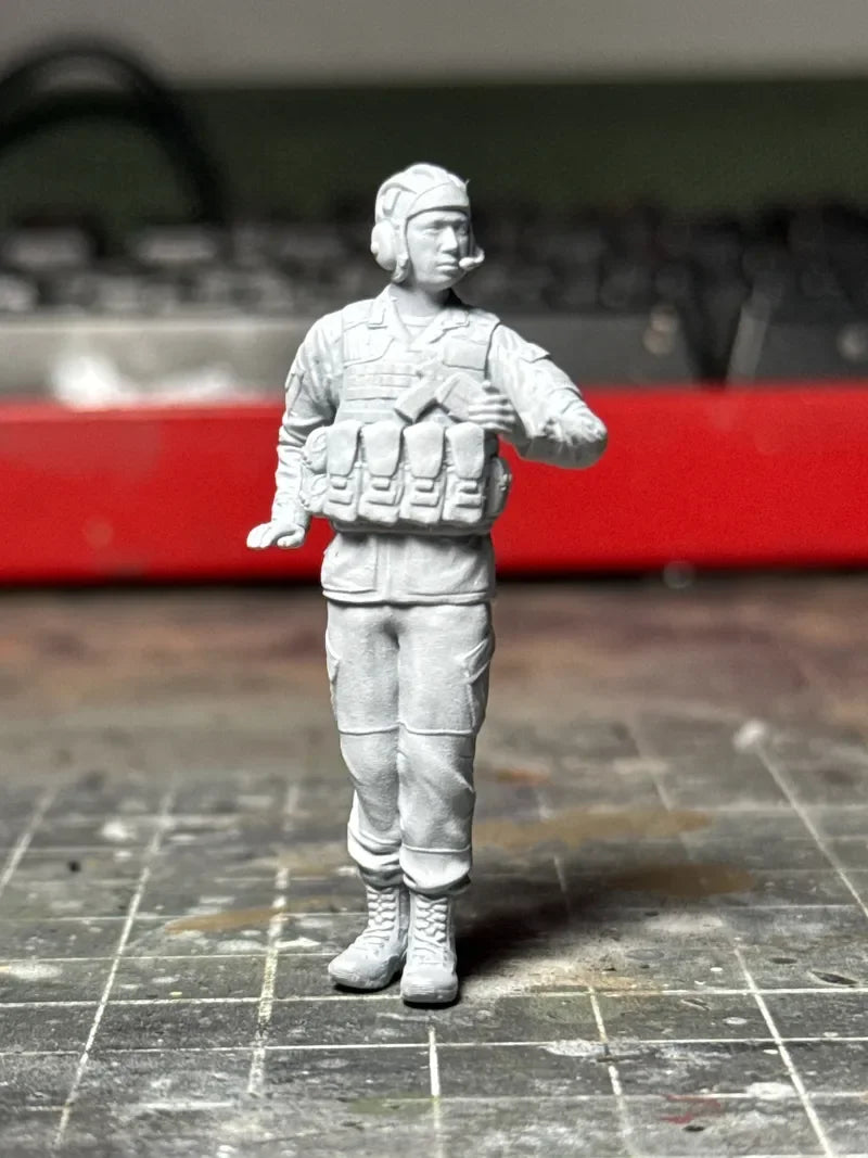 1/35 Modern Soldiers Advancing with Rifle, 4 Figures, Resin Model Figure Kit, Unassembled and Unpainted