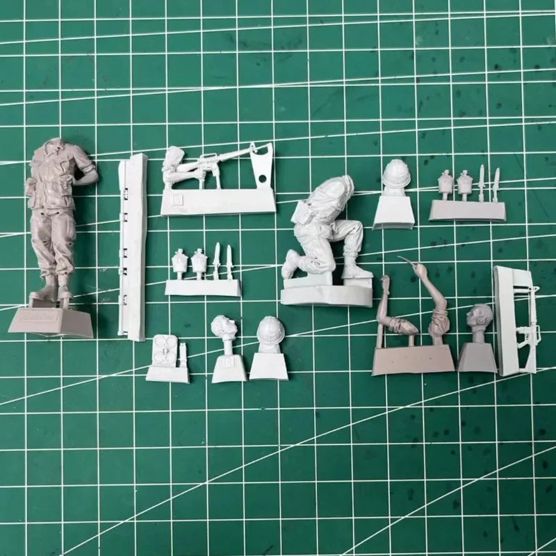 1/35 WWII US Army Mine Detector Team, 2 Figures, Resin Model Figure Kit, Unassembled and Unpainted