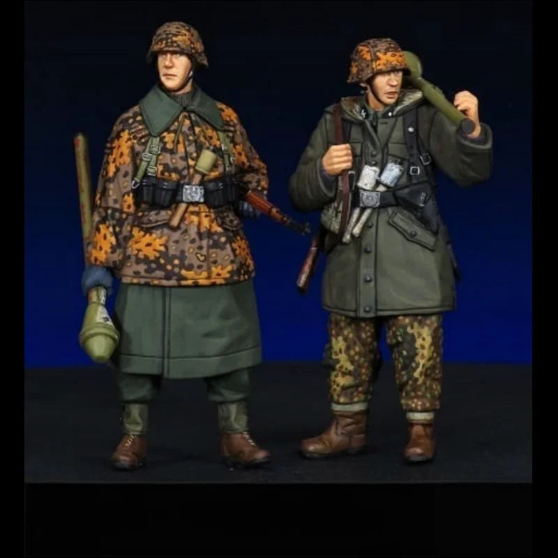 1/35 WWII German Soldier Camouflage Uniform, Resin Model Figure Kit, Unassembled and Unpainted