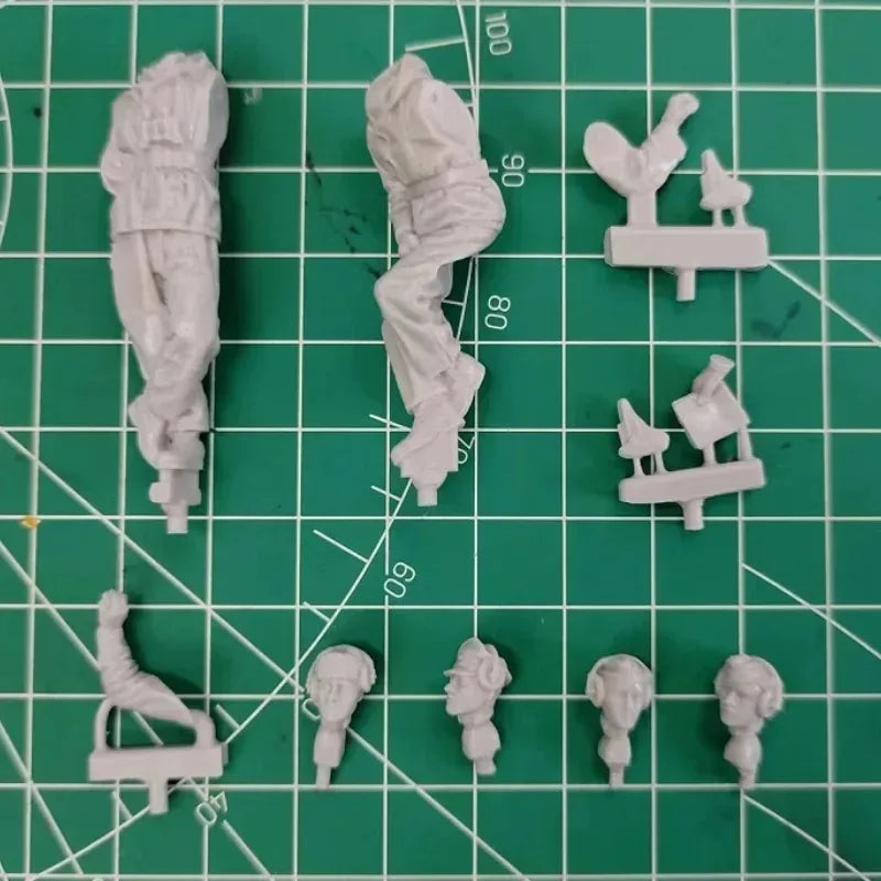 1/35 WWII German Tank Crew Consulting Map, 2 Figures, Resin Model Figure Kit, Unassembled and Unpainted