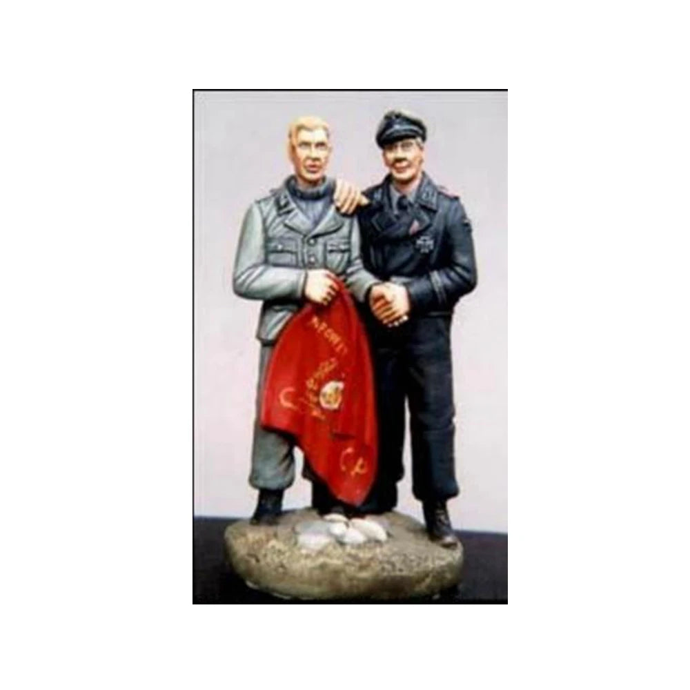 1/35 WWII German Officers Presenting Regimental Flag, 2 Figures, Resin Model Figure Kit, Unassembled and Unpainted