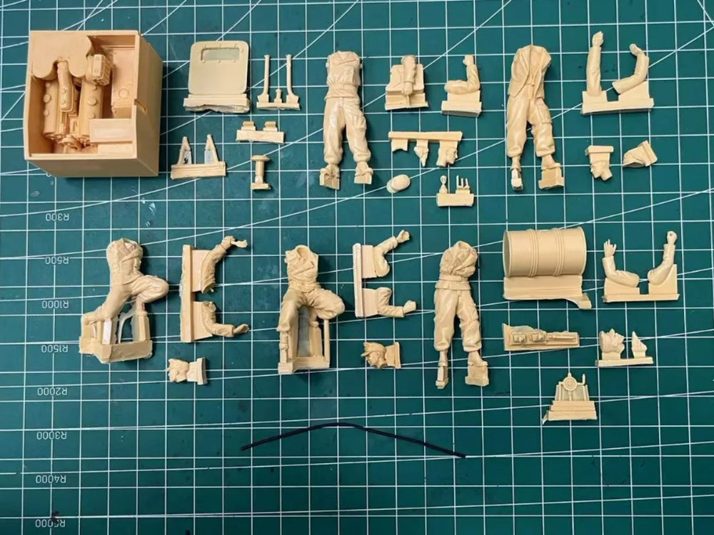 1/35 Modern Soldiers Refueling Operation, 5 Figures, Resin Model Figure Kit, Unassembled and Unpainted