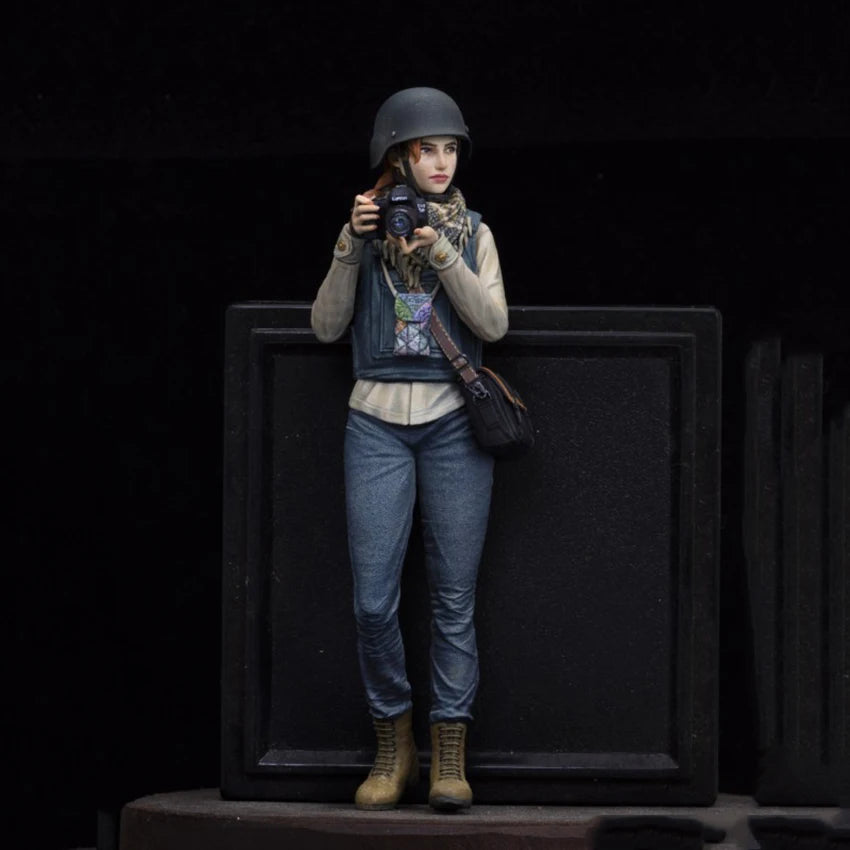 1/16 Modern Female War Correspondent in Press Vest, Resin Model Figure Kit, Unassembled and Unpainted
