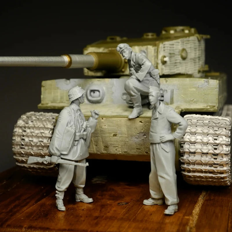 1/35 WWII German Tank Crew in Combat Positions, 3 Figures, Resin Model Figure Kit, Unassembled and Unpainted