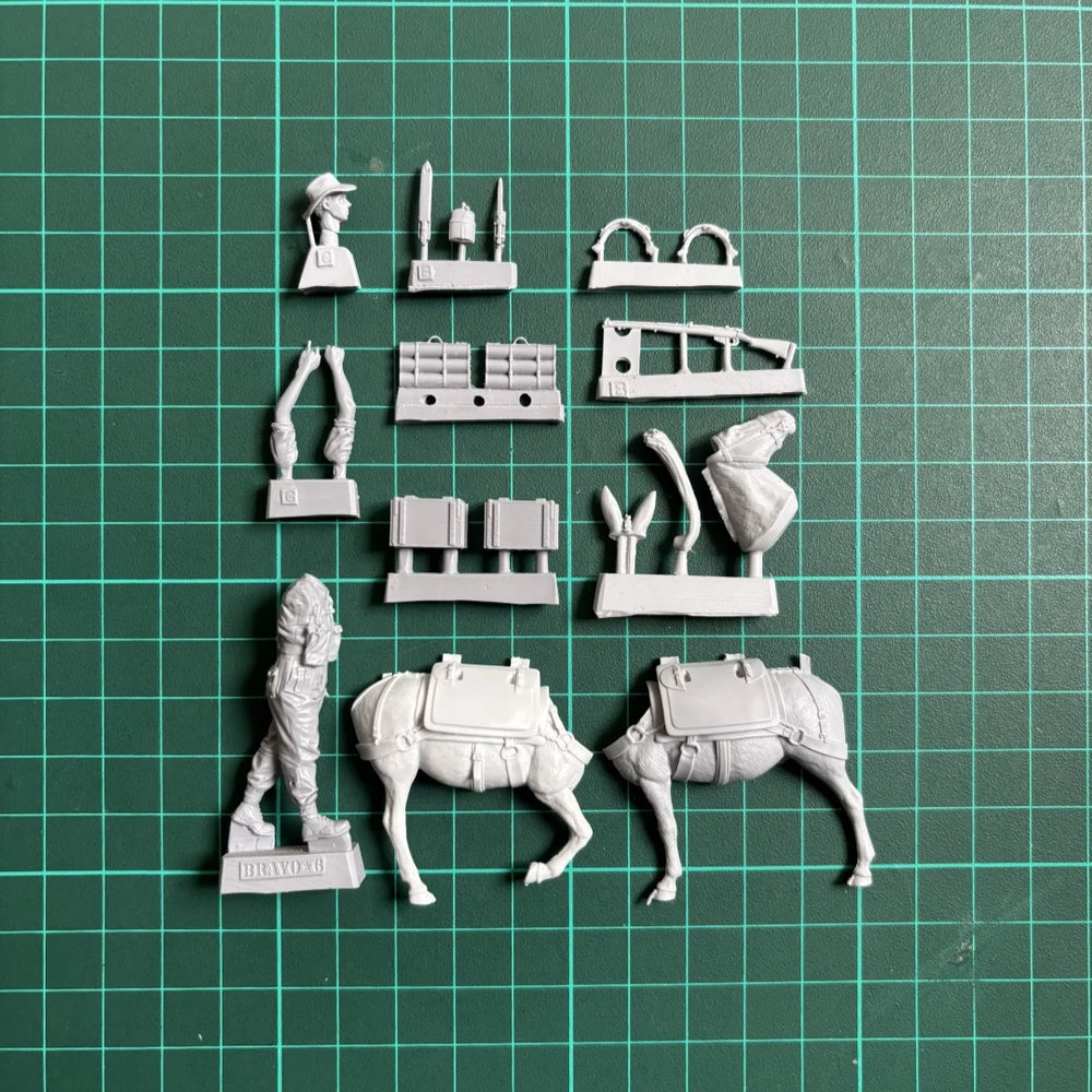 1/35 WWII British Chindit with Mule, 2 Figures, Resin Model Figure Kit, Unassembled and Unpainted