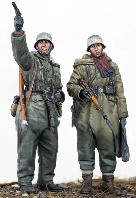 1/35 WWII German Infantry Commander Signaling Advance, 2 Figures, Resin Model Figure Kit, Unassembled and Unpainted