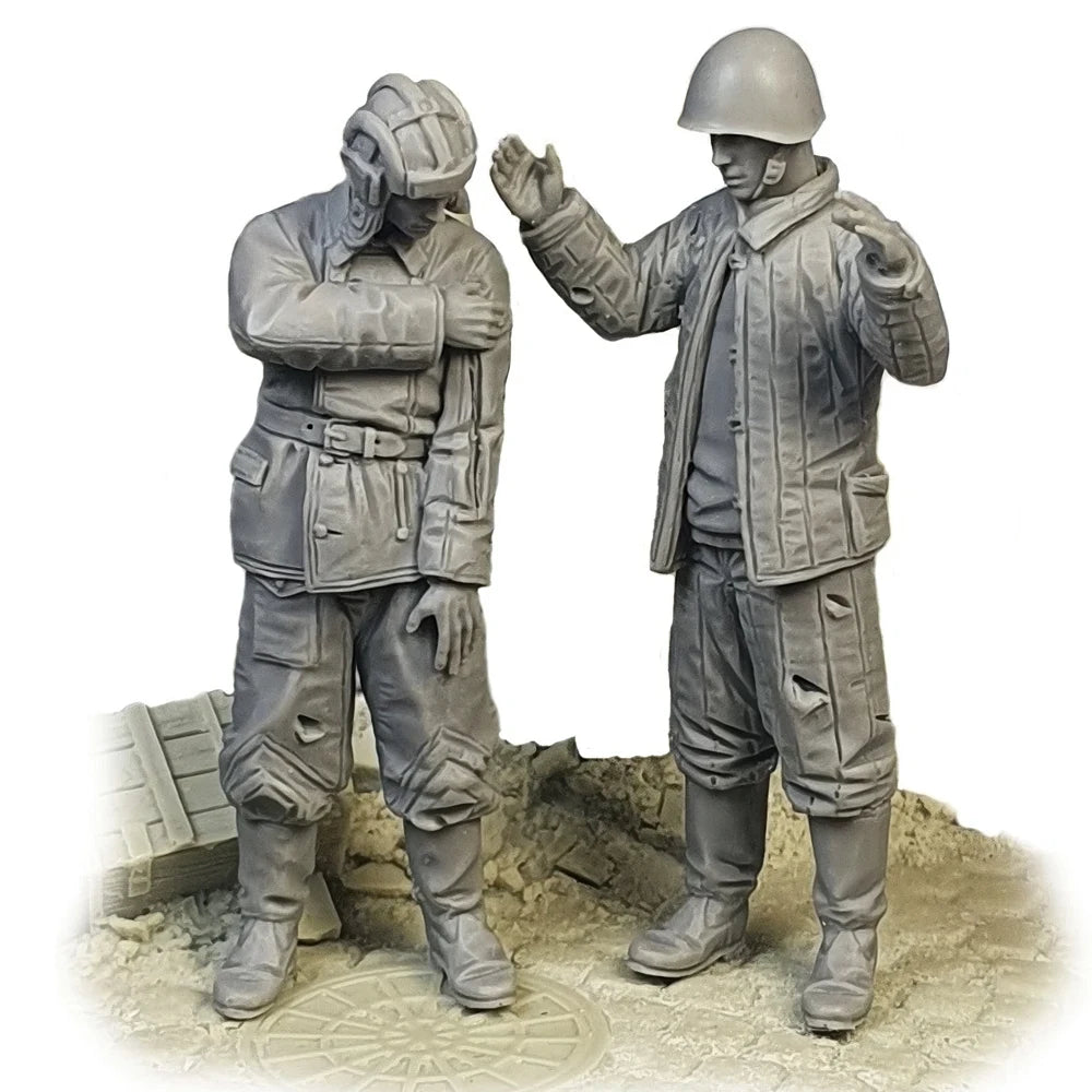 1/35 WWII Soviet Commander Gesturing with Aide, 2 Figures, Resin Model Figure Kit, Unassembled and Unpainted