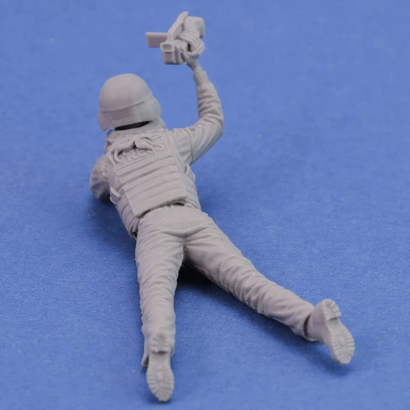1/35 Modern Female War Photojournalist Diving, Resin Model Figure Kit, Unassembled and Unpainted