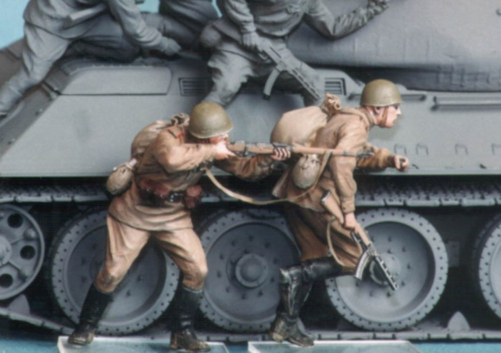 1/35 WWII German Infantry Advancing with Rifles, 2 Figures, Resin Model Figure Kit, Unassembled and Unpainted