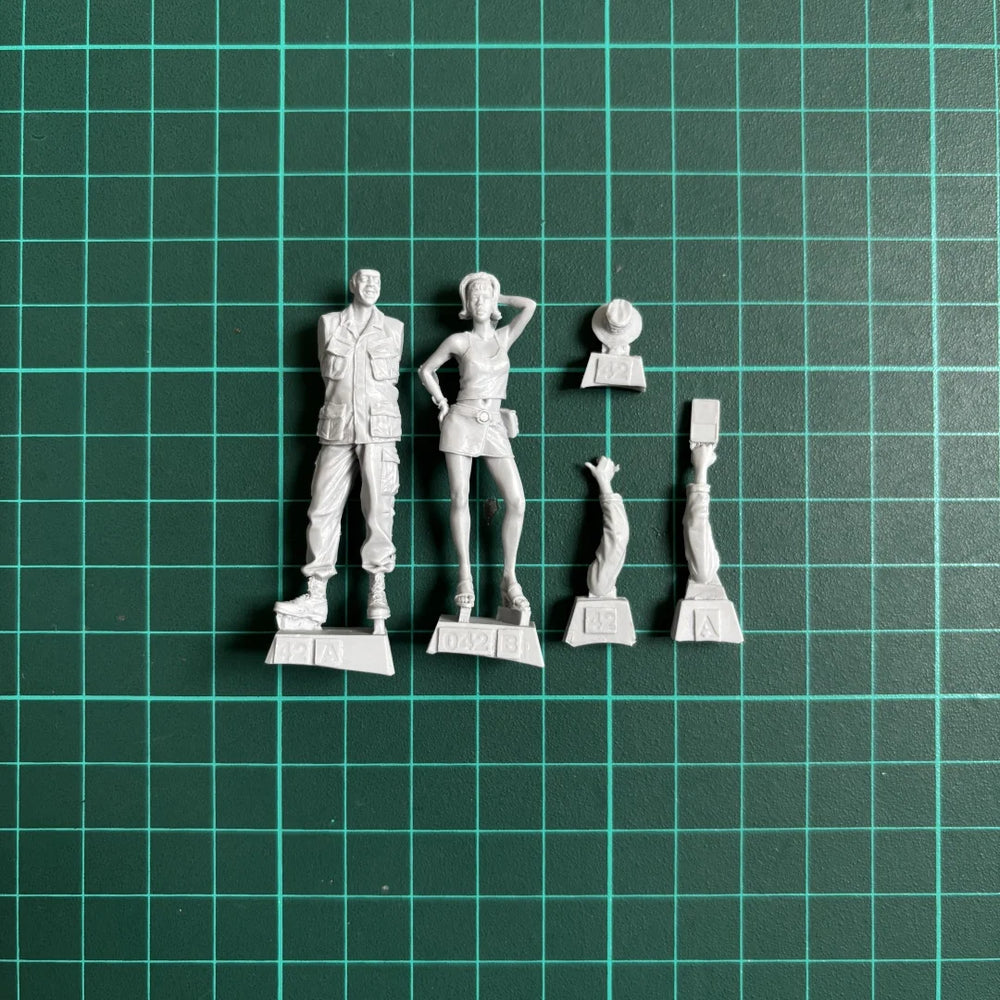 1/35 Vietnam War American Soldier & Vietnamese Girl, 2 Figures, Resin Model Figure Kit, Unassembled and Unpainted