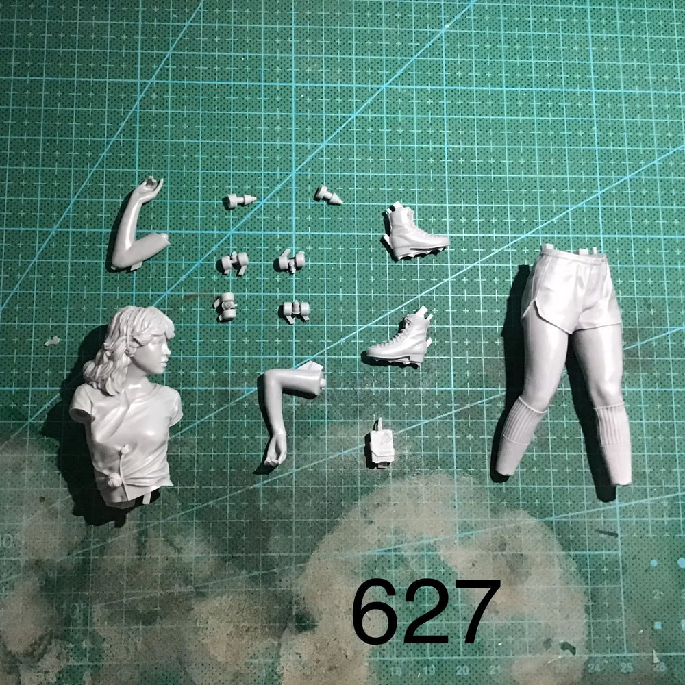1/12 1980s Roller Skating Girl, Resin Model Figure Kit, Unassembled and Unpainted
