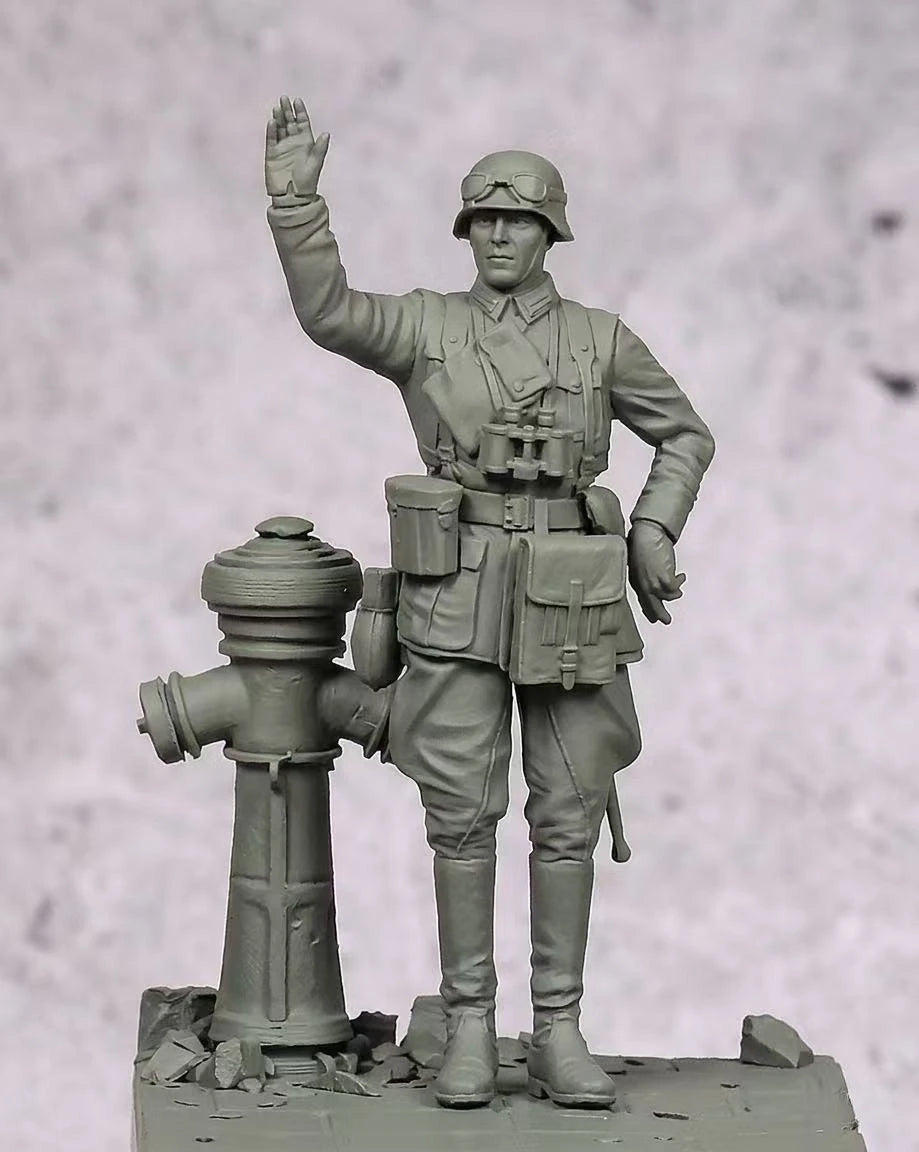 1/35 WWI German Officer Giving Salute, Resin Model Figure Kit, Unassembled and Unpainted