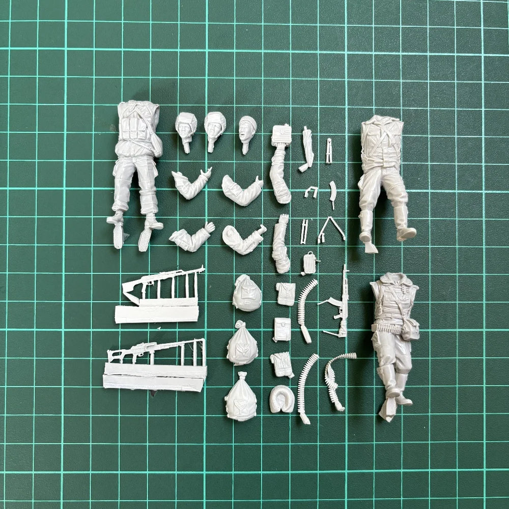 1/35 Modern Russian Infantry with Ammunition Bandolier, 3 Figures, Resin Model Figure Kit, Unassembled and Unpainted
