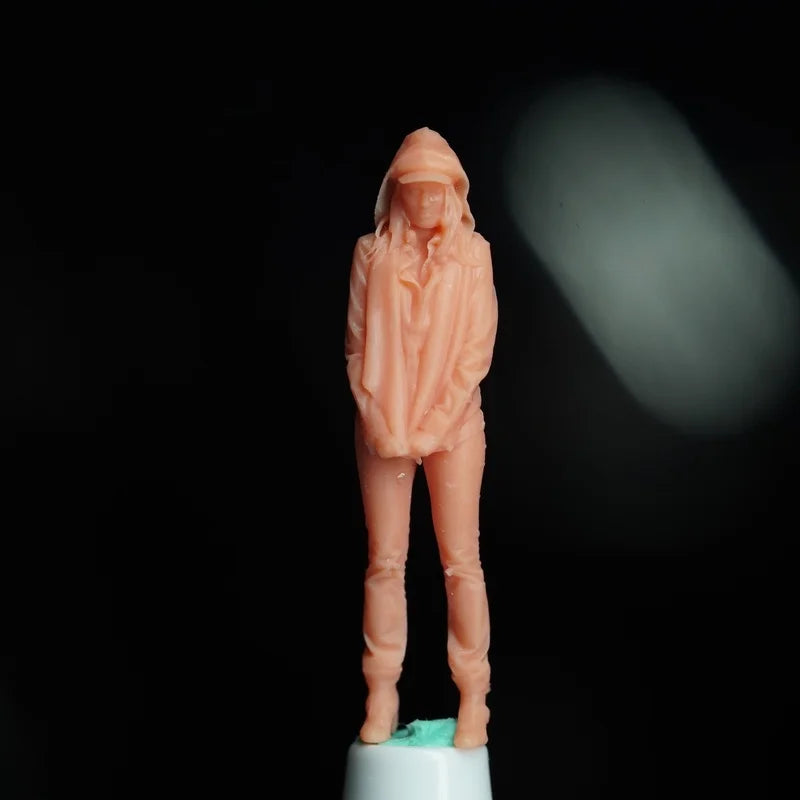 1/64 Girl in Hoodie, Resin Model Figure Kit, Anime Theme, Unassembled and Unpainted
