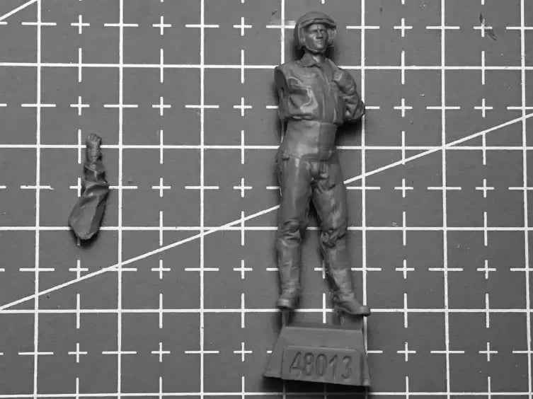 1/48 Modern Russian Military Pilot with Aviator Helmet, Resin Model Figure Kit, Unassembled and Unpainted