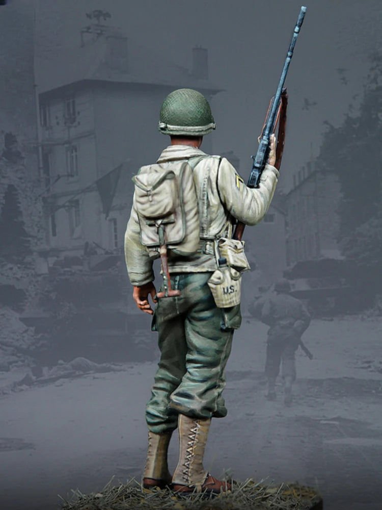 1/35 WWII US Infantry Standing Alert with M1, Resin Model Figure Kit, Unassembled and Unpainted