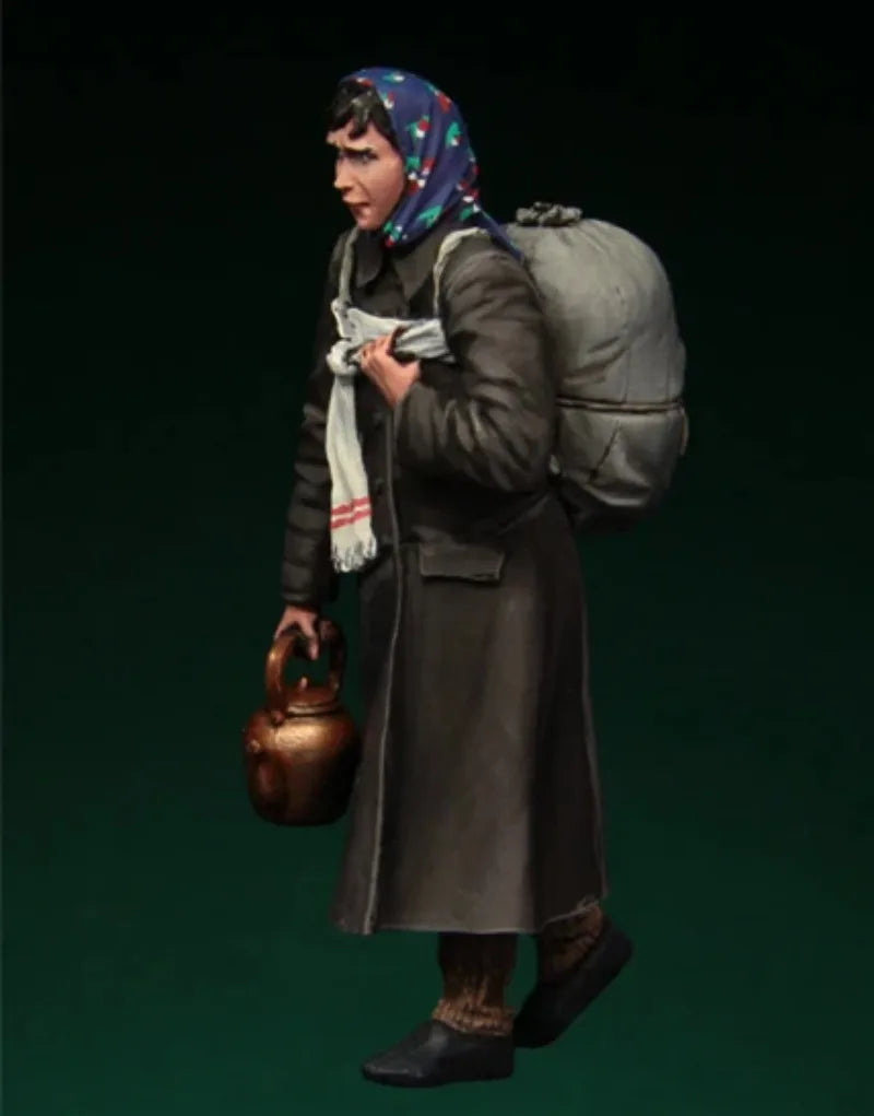 1/35 WWII Soviet Evacuee Woman with Sack and Pot, Resin Model Figure Kit, Unassembled and Unpainted