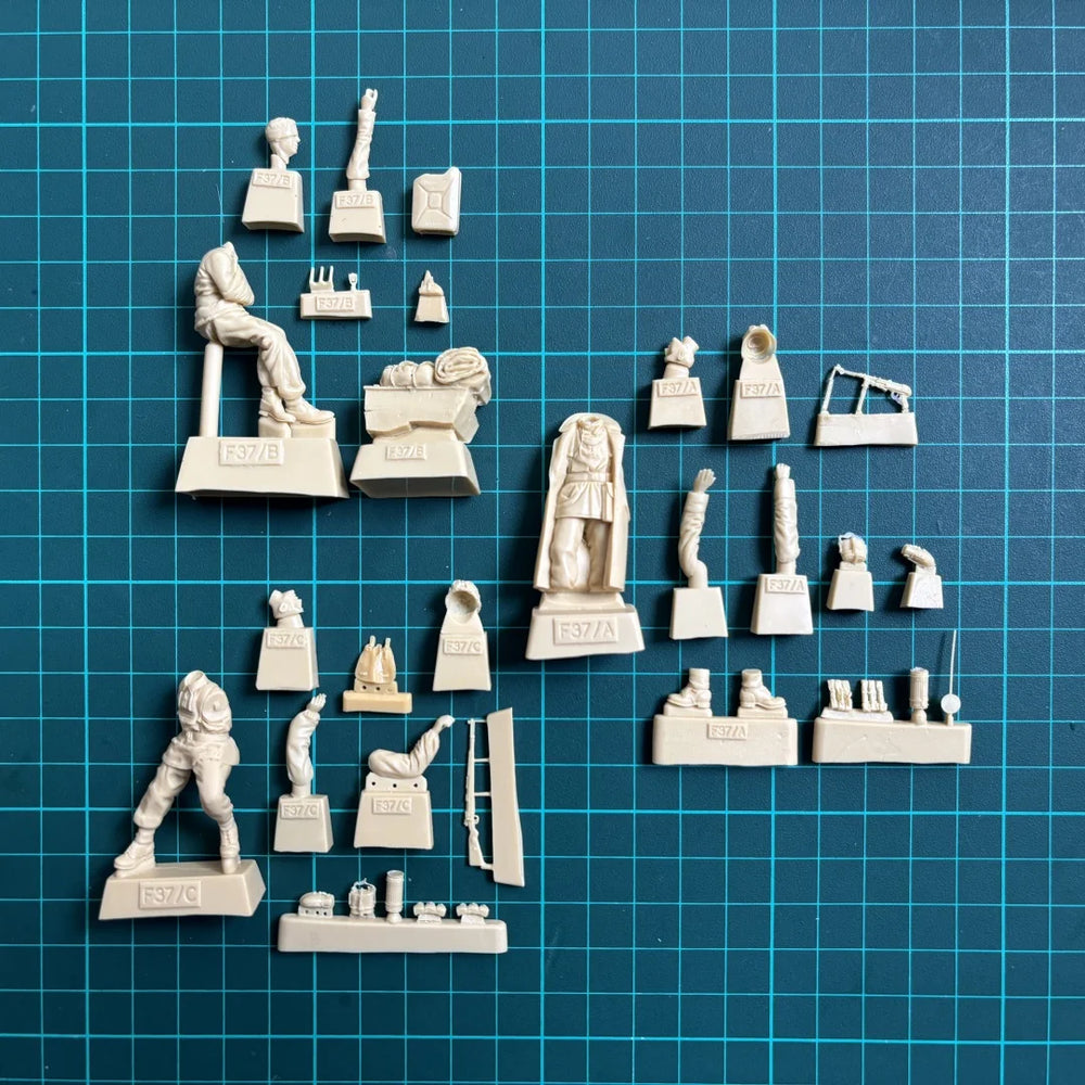 1/35 WWII German Motorcyclist with Sidecar, 3 Figures, Resin Model Figure Kit, Unassembled and Unpainted