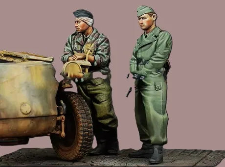 1/35 WWII German Infantry with Vehicle, 2 Figures, Resin Model Figure Kit, Unassembled and Unpainted