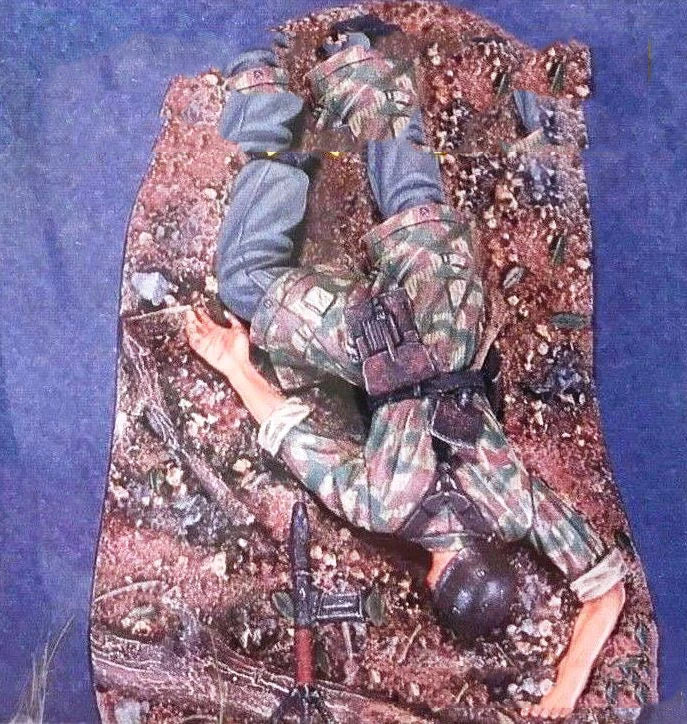 1/35 WWII German Soldier Advancing Through Ruins, Resin Model Figure Kit, Unassembled and Unpainted