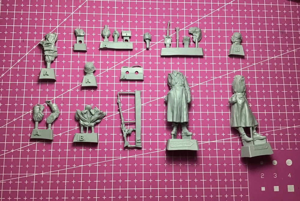 1/35 WWII German Winter MG42 and Flamethrower Squad, 12 Figures, Resin Model Figure Kit, Unassembled and Unpainted