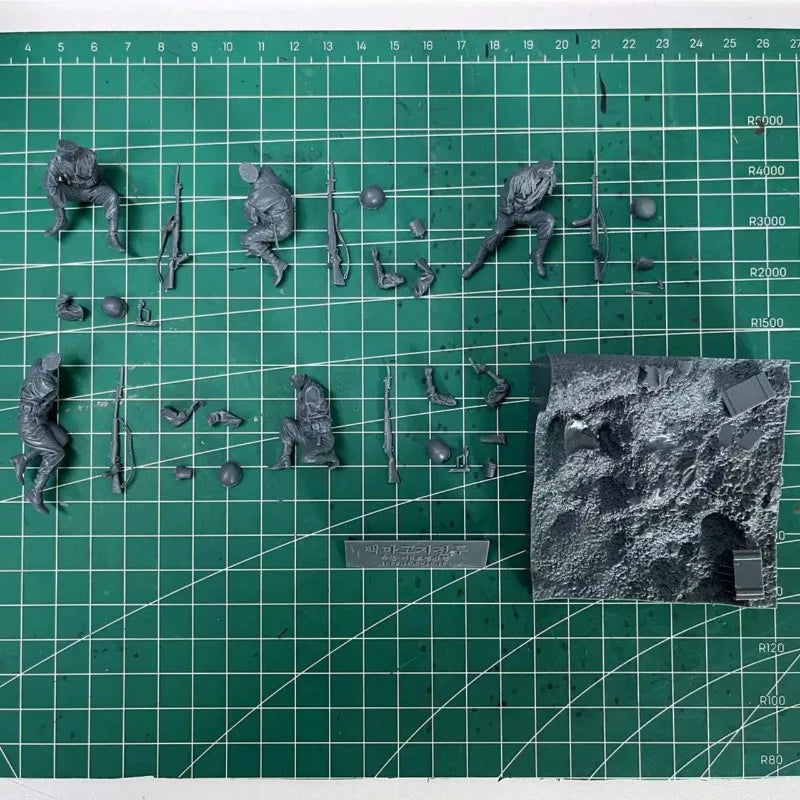 1/35 WWI German Soldiers Pickelhelm, 5 Figures, Resin Model Figure Kit, Unassembled and Unpainted