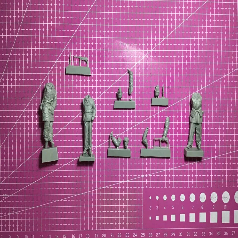 1/35 WWII Soviet T-34 Tank with Crew, 8 Figures, Resin Model Vehicle Kit, Unassembled and Unpainted