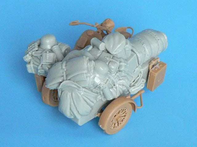 1/35 WWII Military Motorcycle with, 4 Figures, Resin Model Figure Kit, Unassembled and Unpainted