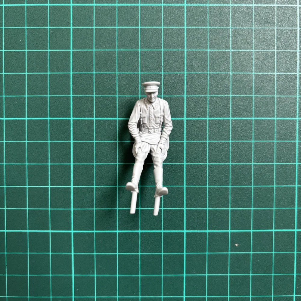 1/35 Cold War Soviet Tank Officer, Resin Model Figure Kit, Unassembled and Unpainted