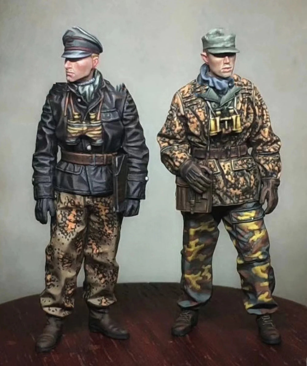 1/35 Modern Soldiers in Desert Camouflage, 2 Figures, Resin Model Figure Kit, Unassembled and Unpainted