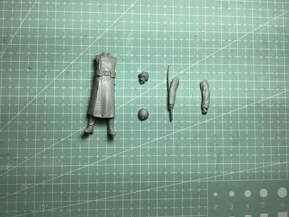 1/35 WWII Female in Long Military Coat, Resin Model Figure Kit, Unassembled and Unpainted
