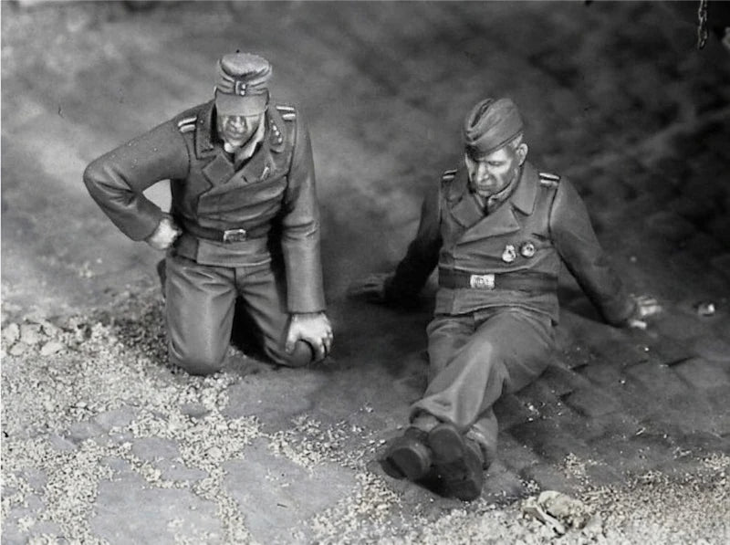 1/35 WWII German Tank Crew in Combat Gear, 2 Figures, Resin Model Figure Kit, Unassembled and Unpainted