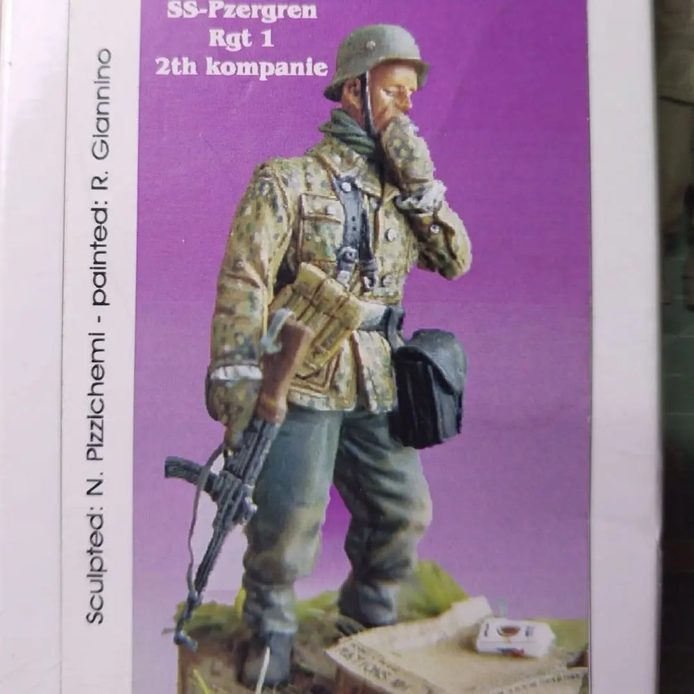 1/35 WWII German Panzergrenadier with Rifle, Resin Model Figure Kit, Unassembled and Unpainted