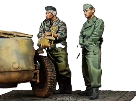 1/35 WWII German Infantry with Vehicle, 2 Figures, Resin Model Figure Kit, Unassembled and Unpainted