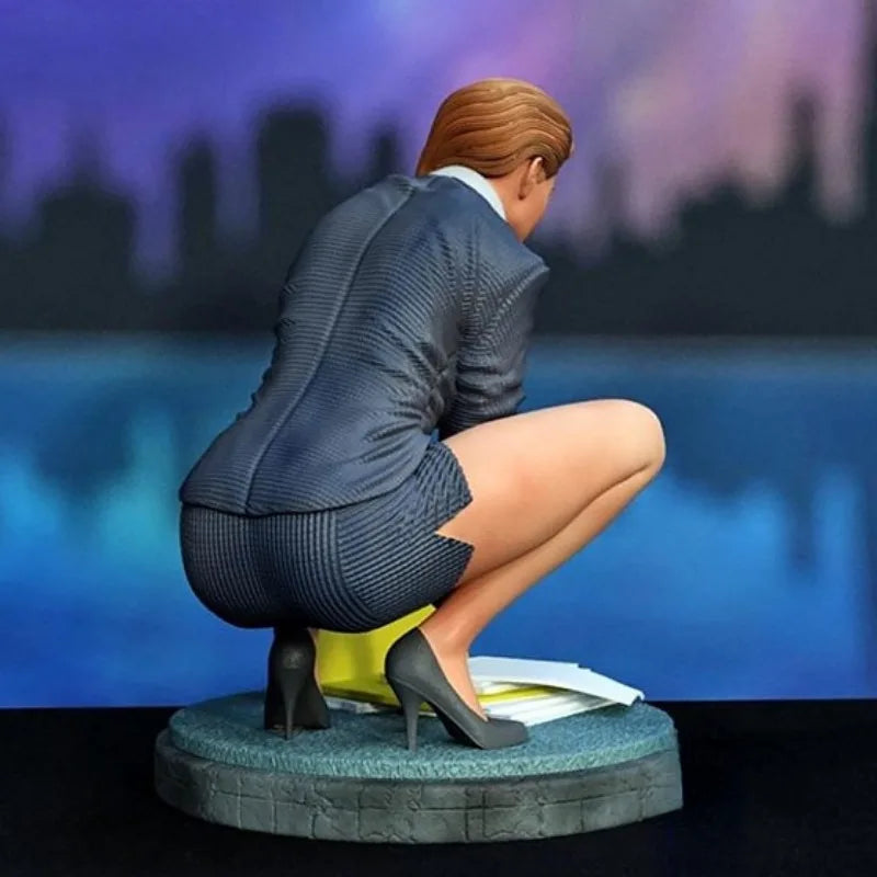 1/24 Modern Seated Female Secretary, Resin Model Figure Kit, Unassembled and Unpainted