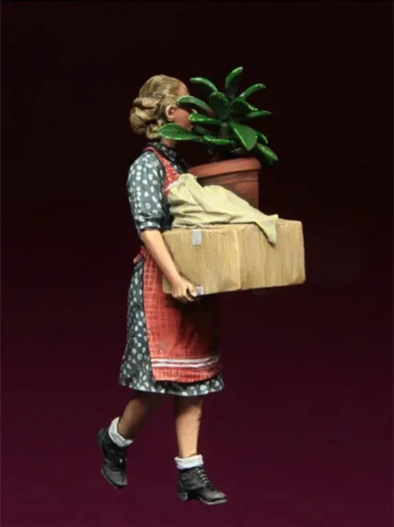 1/35 Refugee Girl with Luggage, Resin Model Figure Kit, Historical Theme, Unassembled and Unpainted