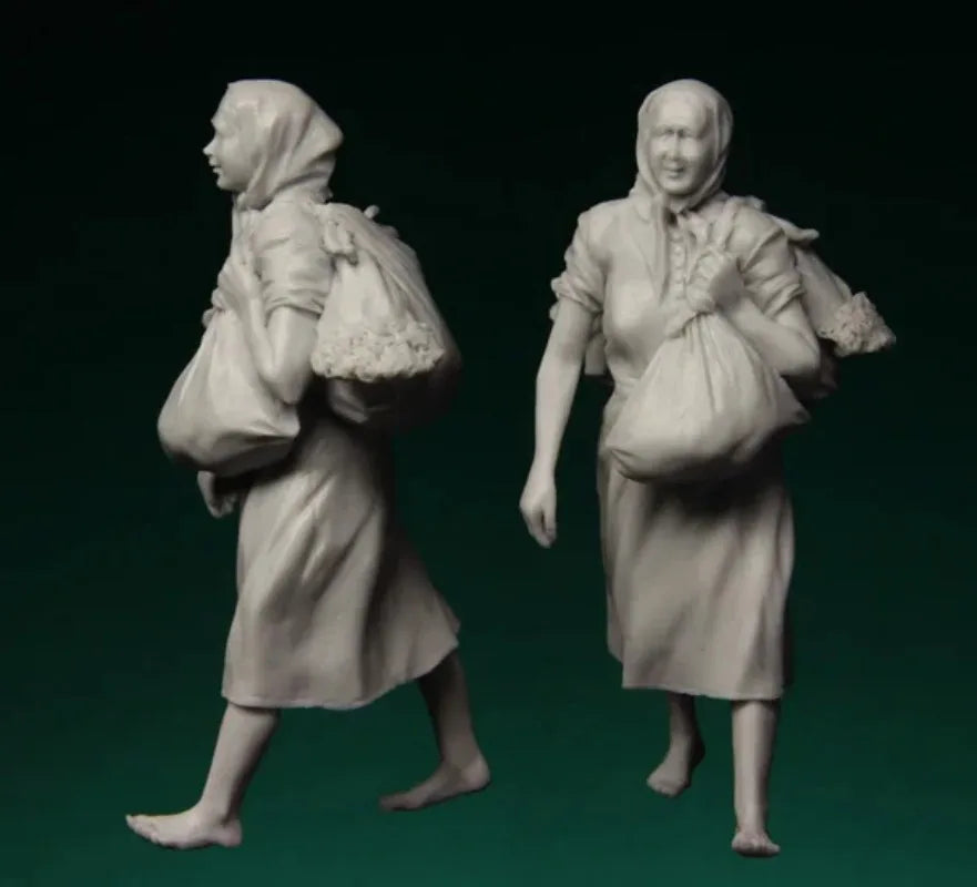 1/35 WWII Soviet Woman Refugee Carrying Bundle, Resin Model Figure Kit, Unassembled and Unpainted