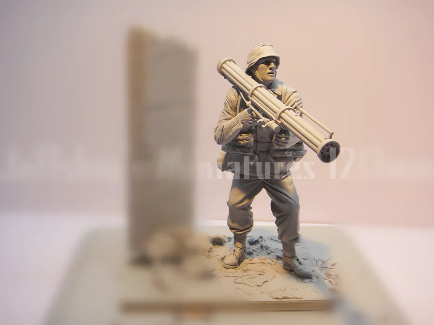 1/16 WWII German Soldier with Panzerfaust, Resin Model Figure Kit, Unassembled and Unpainted