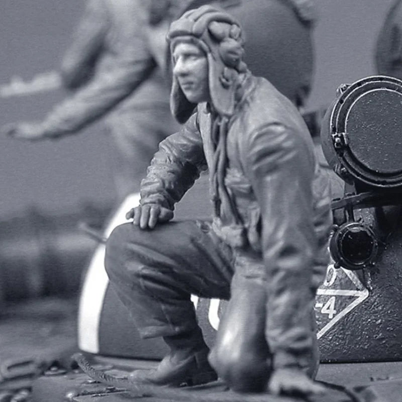 1/35 Cold War Soviet Tank Crew in Combat Positions, 2 Figures, Resin Model Figure Kit, Unassembled and Unpainted