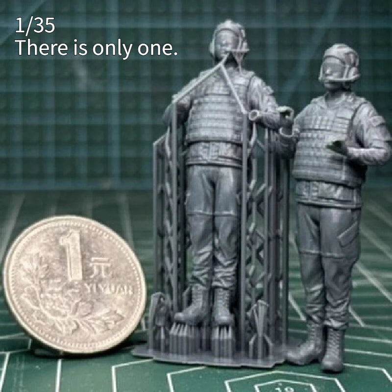 1/35 Modern Tank Operator, 2 Figures, Resin Model Figure Kit, Unassembled and Unpainted