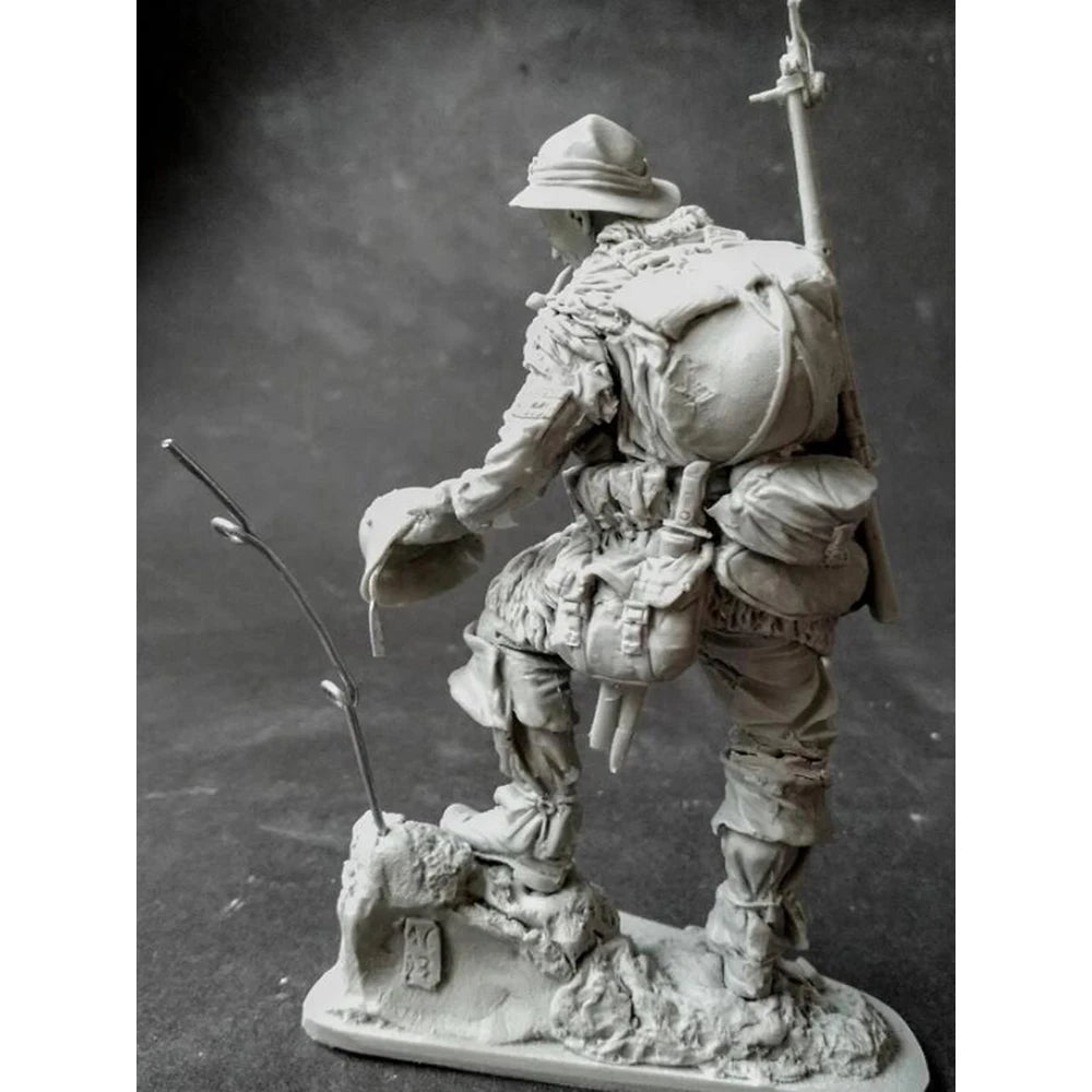 1/16 WWI British Infantryman Charging with Bayonet, Resin Model Figure Kit, Unassembled and Unpainted