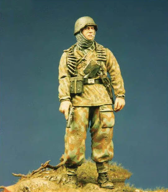 1/35 WWII German Infantryman with Ammo Belts, Resin Model Figure Kit, Unassembled and Unpainted