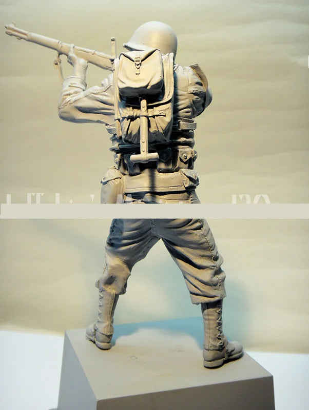1/16 WWI Soldier Aiming Rifle with Bayonet, Resin Model Figure Kit, Unassembled and Unpainted
