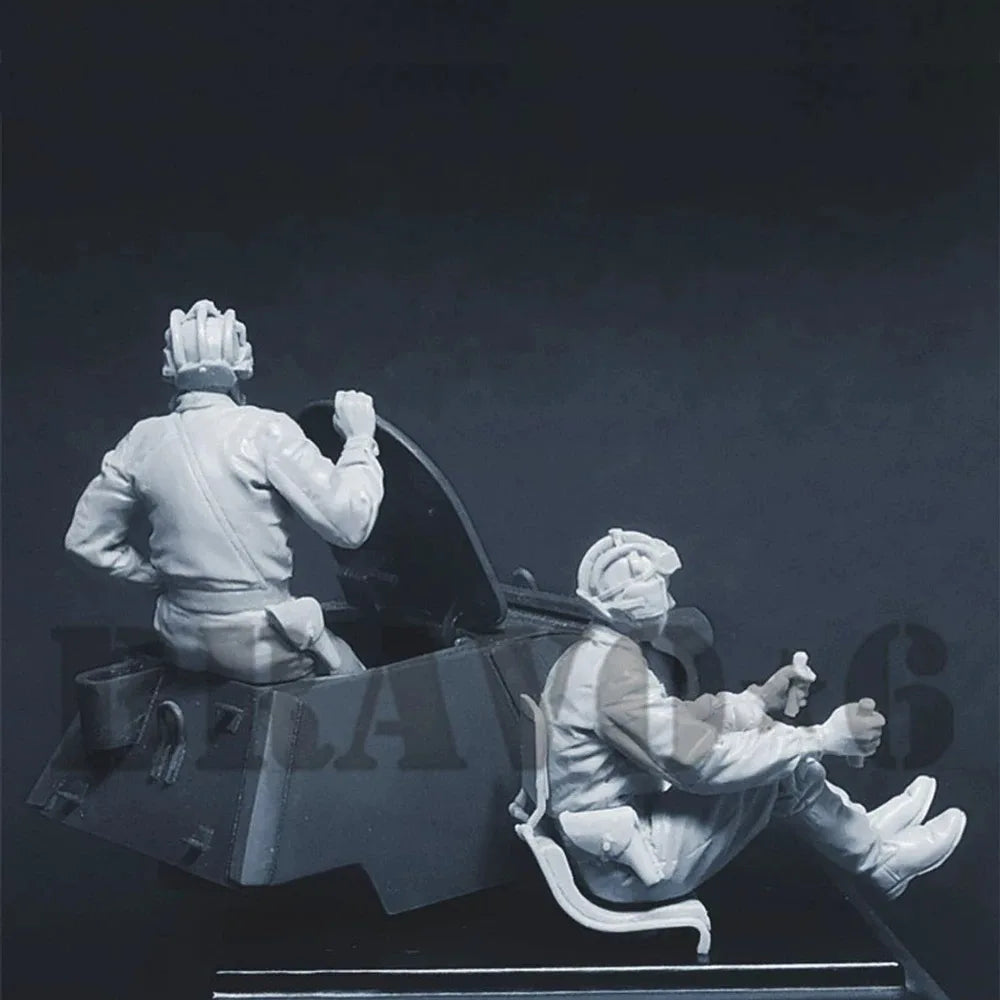 1/35 WWII Soviet T-70 Tank Crew, 2 Figures, Resin Model Figure Kit, Unassembled and Unpainted
