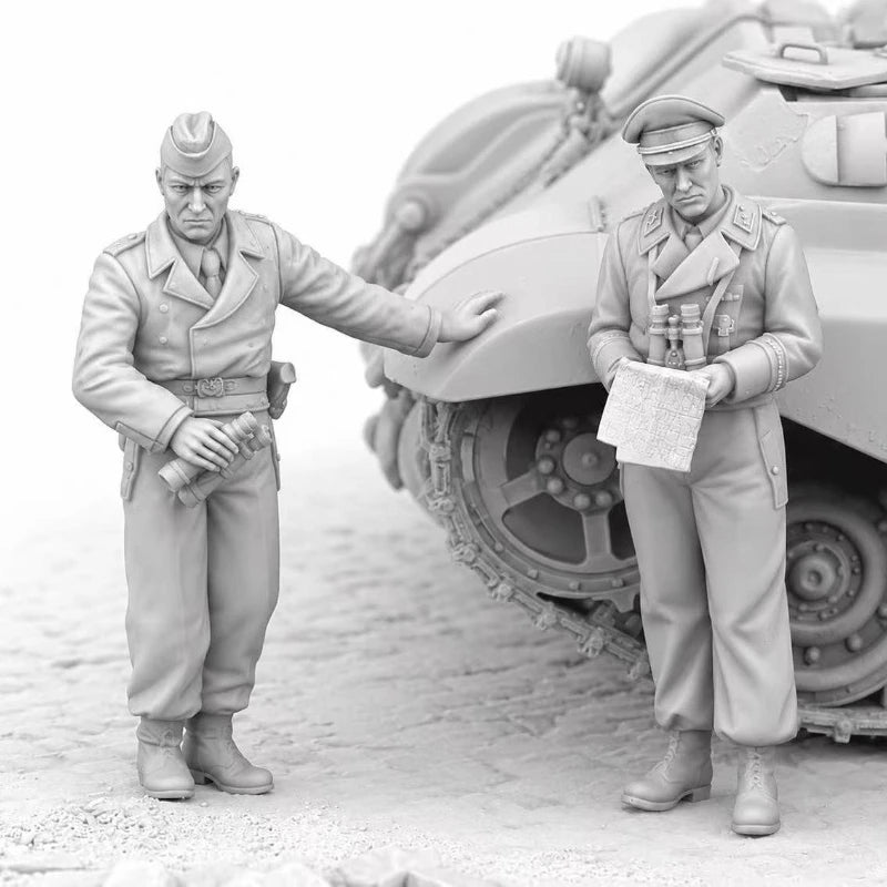 1/35 WWII German Officers Consulting with Clipboard, 3 Figures, Resin Model Figure Kit, Unassembled and Unpainted