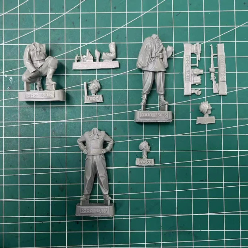 1/35 WWII German Tank Crew in Combat Positions, 3 Figures, Resin Model Figure Kit, Unassembled and Unpainted