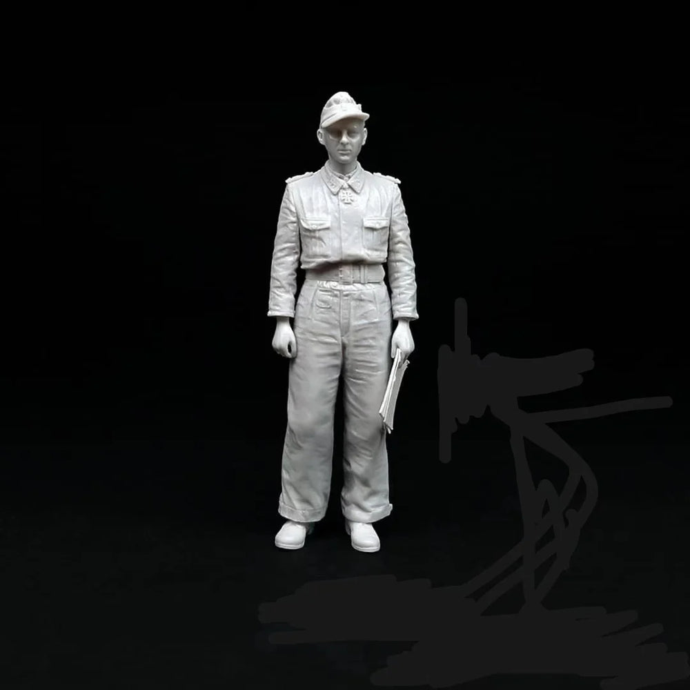 1/35 WWII British Officer in Khaki Tunic and Pith Helmet, Resin Model Figure Kit, Unassembled and Unpainted