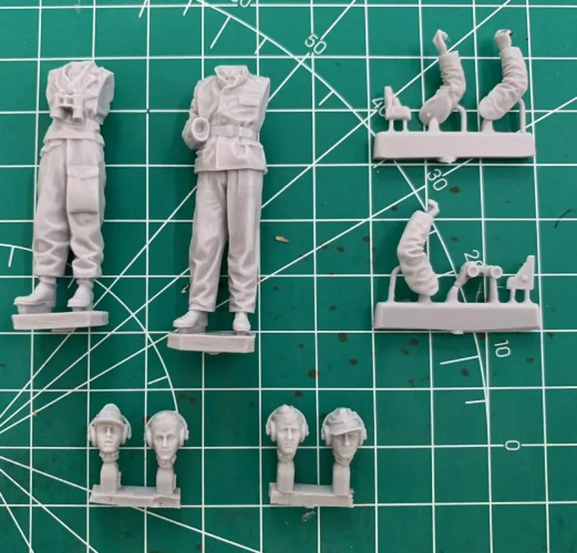 1/35 WWII German Infantry Squad with Female Soldiers, 2 Figures, Resin Model Figure Kit, Unassembled and Unpainted