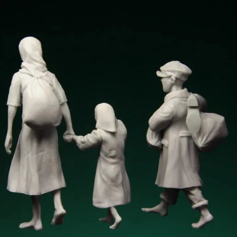 1/35 WWII Soviet Civilian Refugees, 4 Figures, Resin Model Figure Kit, Unassembled and Unpainted